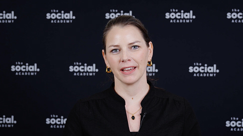 Porträt einer Frau vor einem Hintergrund mit dem Logo „the social academy“