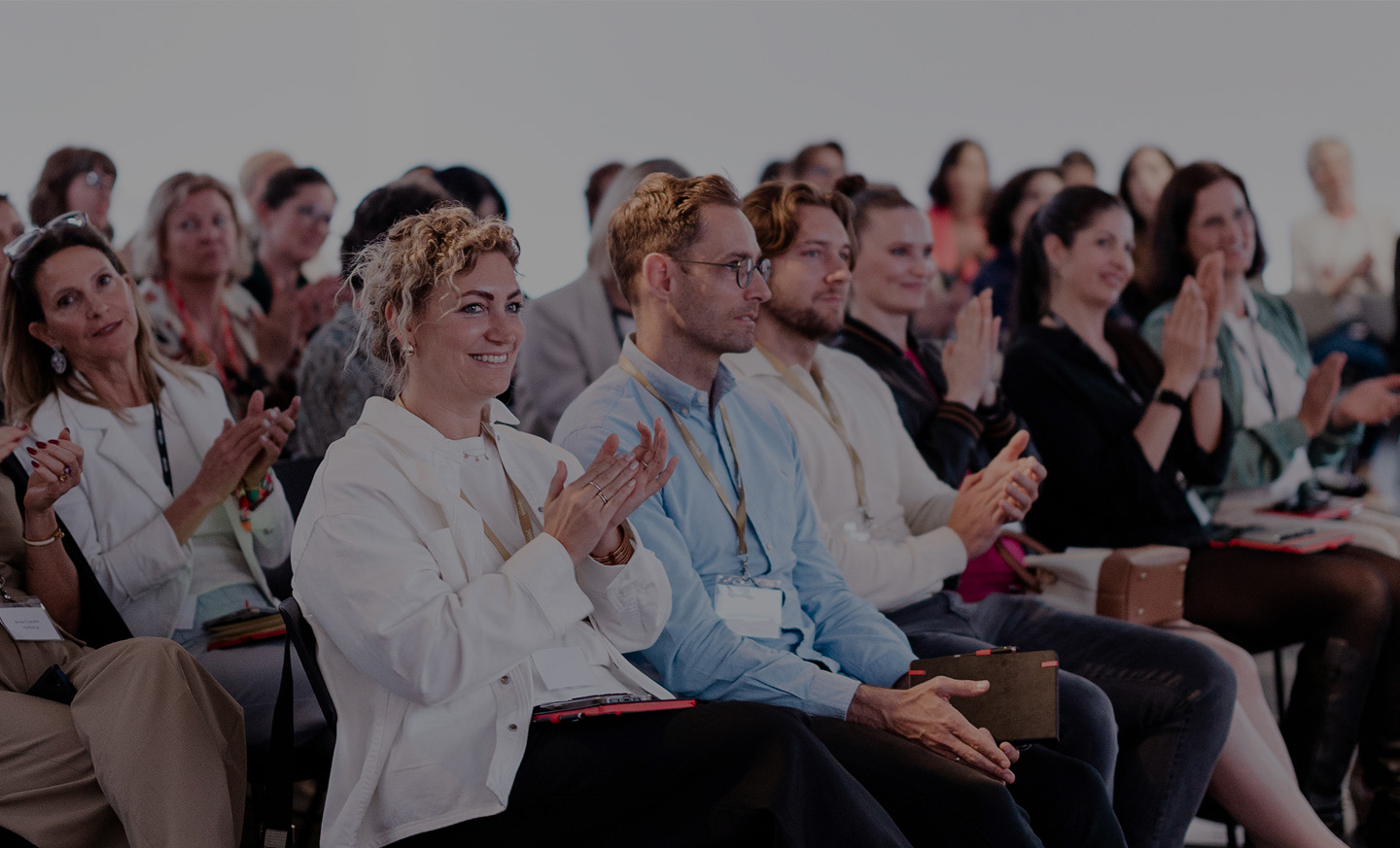 Publikum im Saal applaudiert bei einer Veranstaltung
