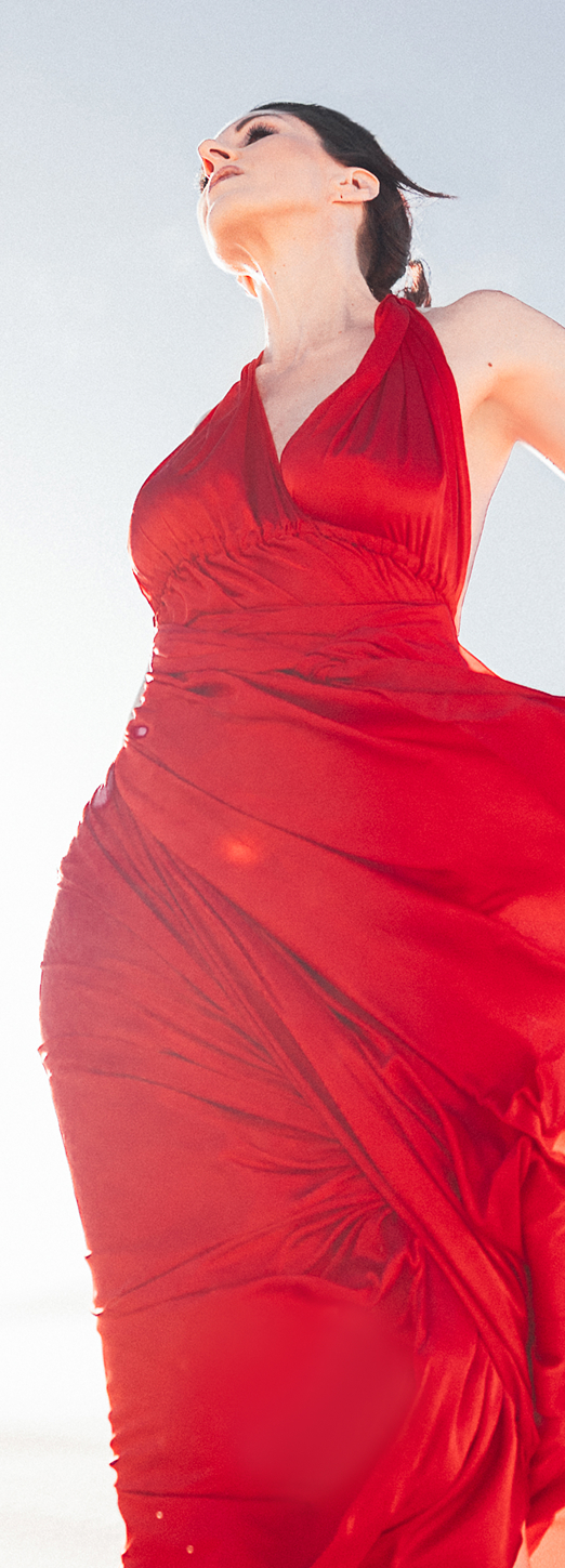 Frau in rotem Kleid, von unten fotografiert